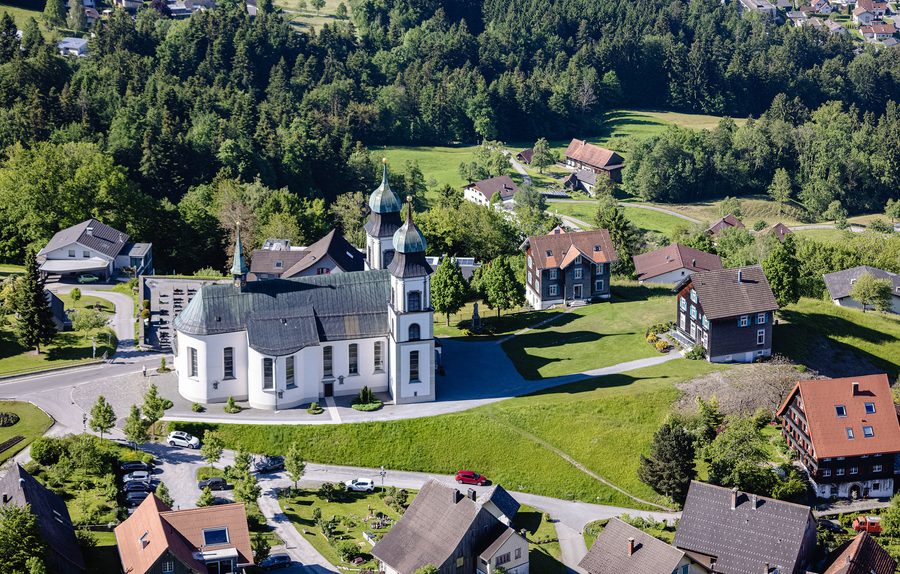Luftbild der Wallfahrtskirche Unserer Lieben Frau Mariä Heimsuchung mit Pfarrhaus und Gemeindeamt in Bildstein