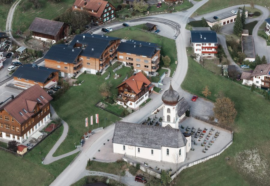 Luftbild der Pfarrkirche hl. Josef mit Friedhof und Umgebung in Bürserberg