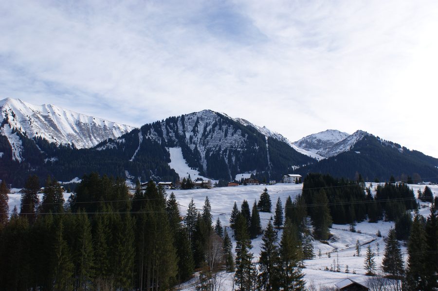 Blick auf Riezlern und die Berggipfel Gehrenspitze, Kanzelwand und Kuhgehrenspitze