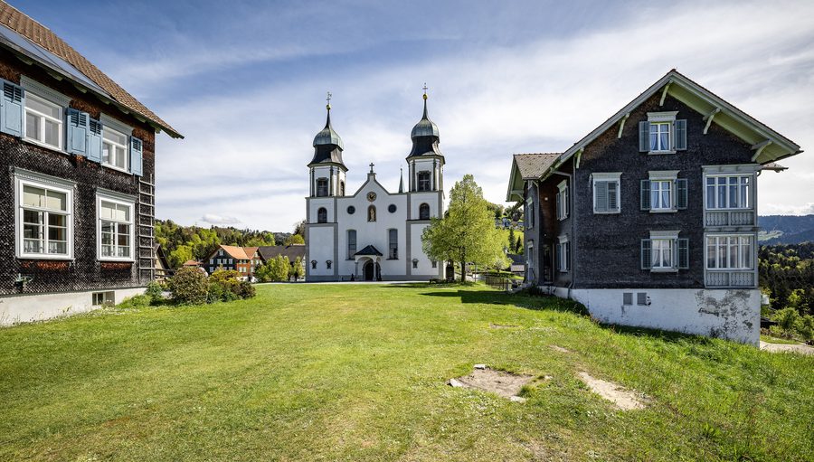 Wallfahrtskirche Unserer Lieben Frau Mariä Heimsuchung mit Gemeindeamt und Pfarrhof in Bildstein
