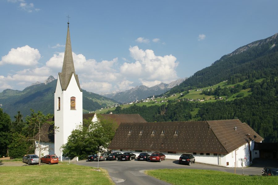 Benediktinerpropstei Sankt Gerold im Großen Walsertal mit der Gemeinde Raggal im Hintergrund