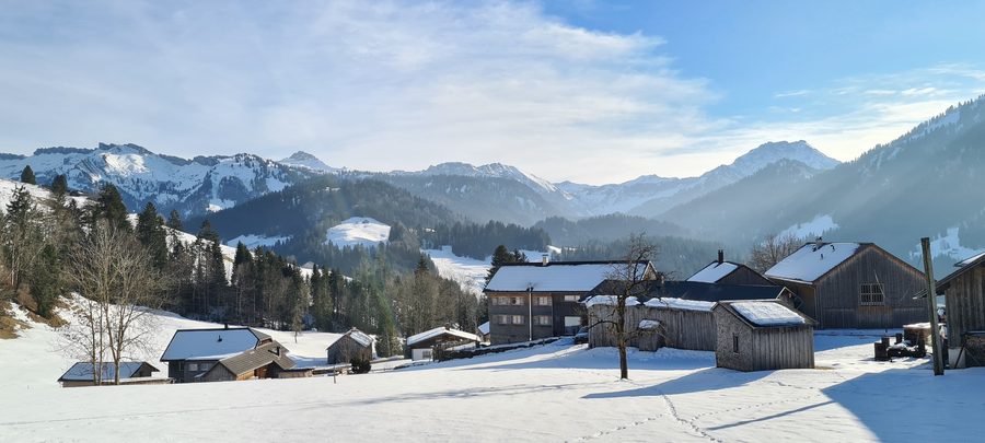 Sibratsgfäll im Subersachtal vor alpiner Bergkulisse