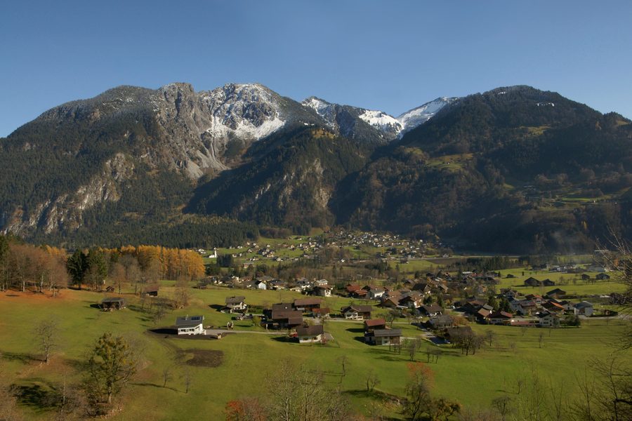 Blick auf Sankt Anton im Montafon vor der Berglandschaft des westlichen Verwallgebirges