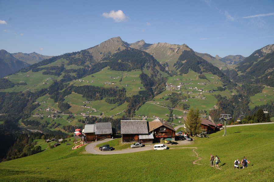 Blick von der Bergstation der Seilbahn auf Fontanella, Faschina und die Damülser Mittagsspitze
