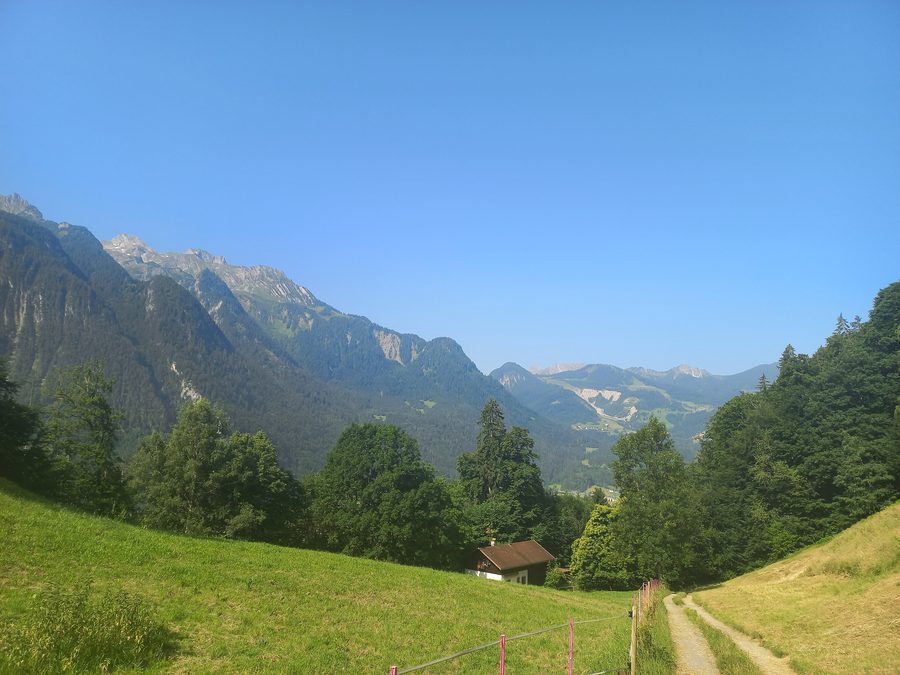 Blick vom Bludenzer Stadtgebiet auf die alpine Bergkulisse rund um Bludenz