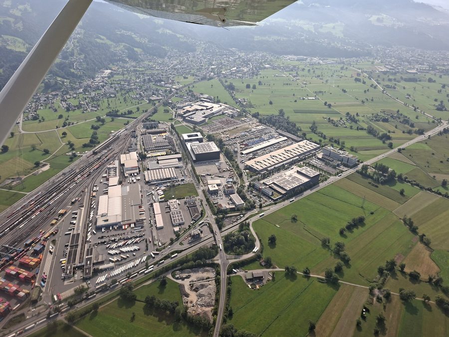 Blick aus der Luft auf Wolfurt mit dem ÖBB-Güterbahnhof Ried