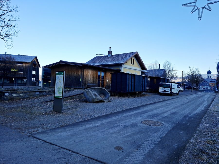 Bahnhof und ehemalige Bahntrasse in Andelsbuch