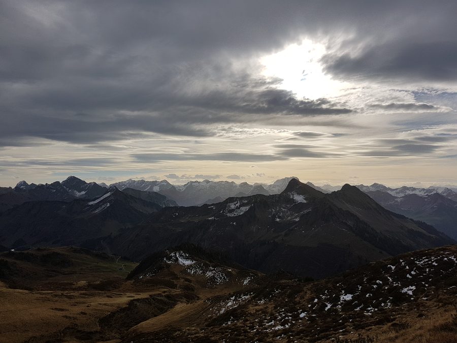 Blick vom Portlahorn auf die Damülser Berge mit dem Glatthorn in Vorarlberg