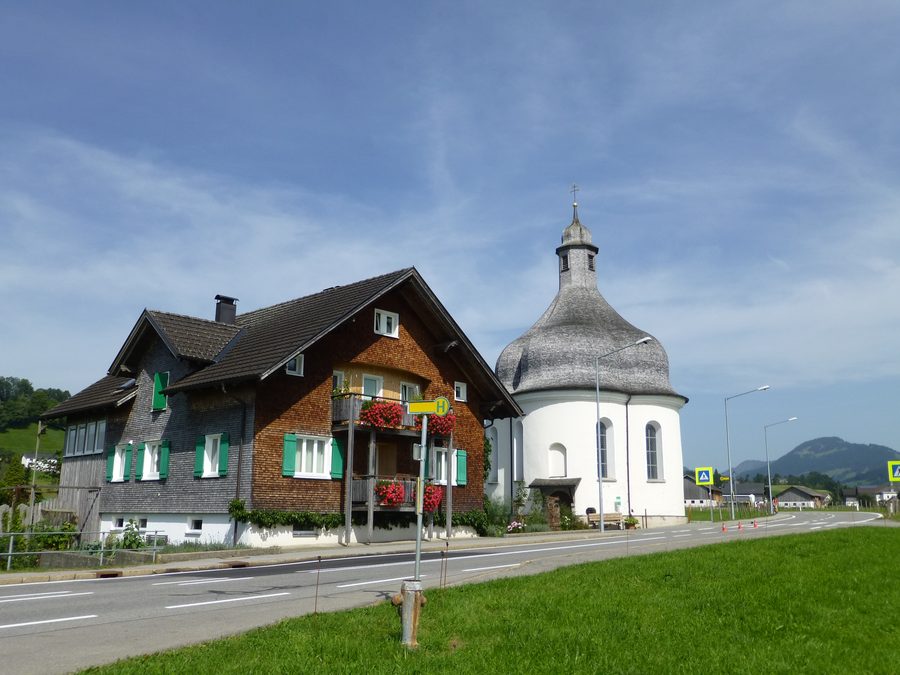 Haus und barocke St.-Anna-Kapelle in Lingenau, Vorarlberg