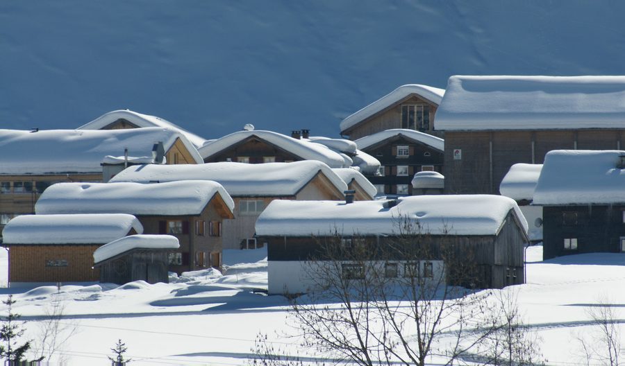 Blick über die Bregenzer Ach auf die Parzelle Gräsalp in Schoppernau