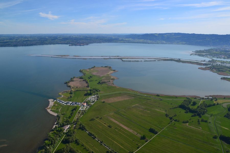 Schrägluftbild von Rohrspitz, der Fußacher Bucht und der Rheinmündung in den Bodensee