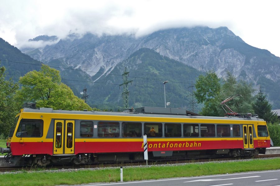 Montafonerbahn am Haltepunkt Vandans vor der Vandanser Steinwand