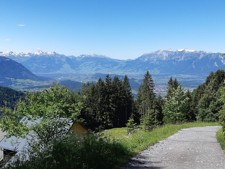 Blick von Furx über die Landschaft der Gemeinde Zwischenwasser auf Säntis und Hohen Kasten