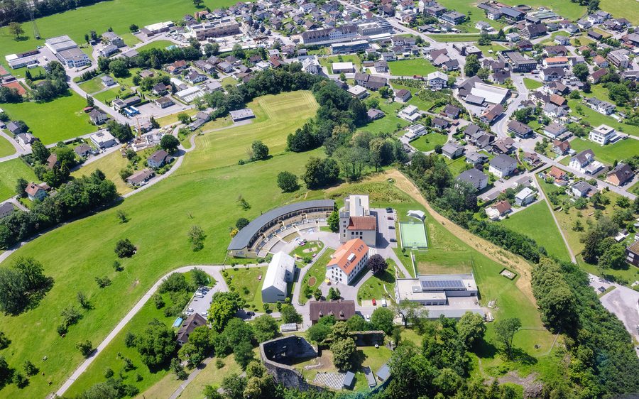 Schrägluftbild der Burgruine Jagdberg oberhalb von Schlins