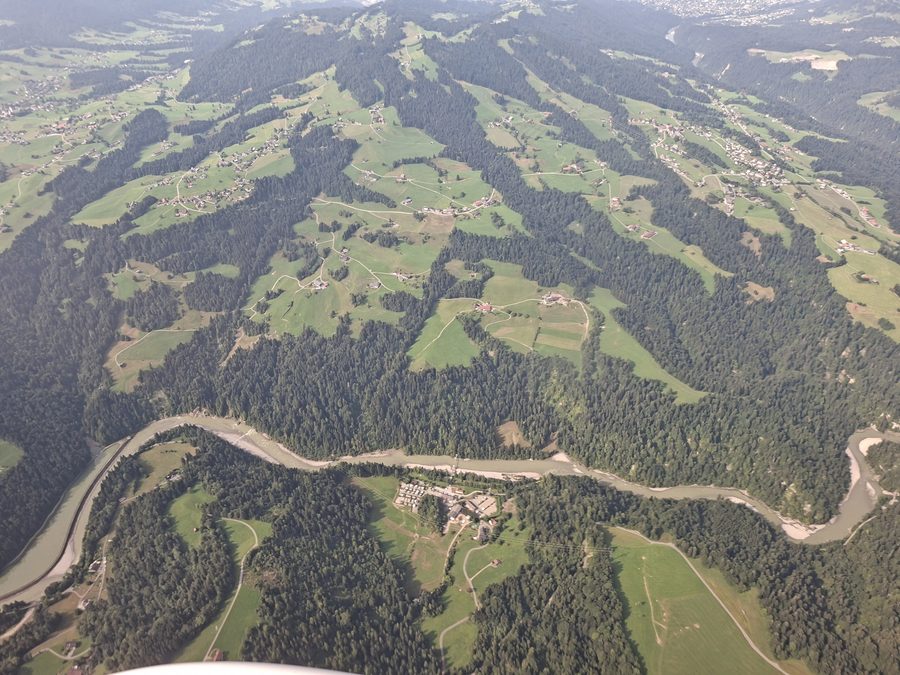 Blick aus der Luft auf Doren und die Bregenzer Ach in Vorarlberg