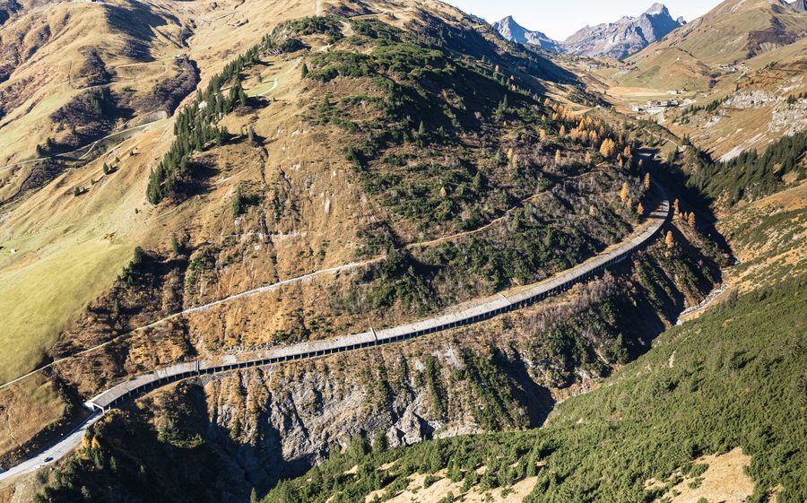 Luftaufnahme der Straße zum Hochtannbergpass bei Warth mit alpiner Berglandschaft im Hintergrund