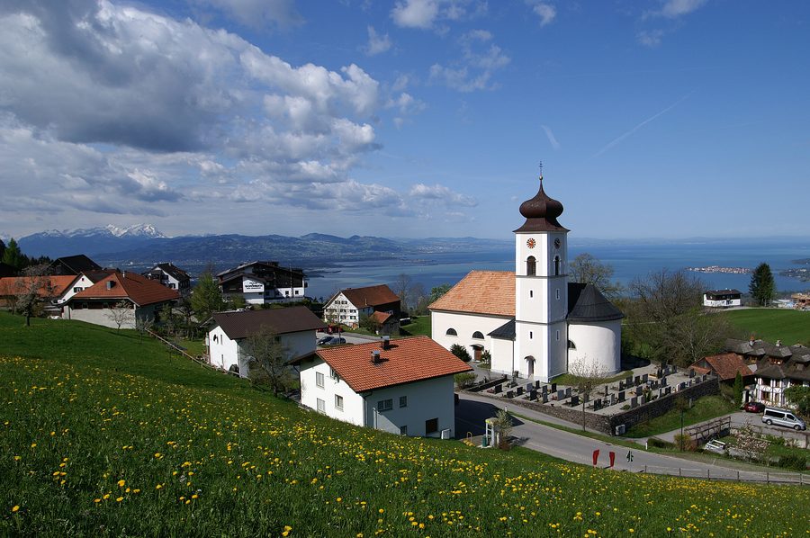 Blick über Eichenberg in Vorarlberg mit der Pfarrkirche, dem Bodensee und den Schweizer Alpsteinbergen
