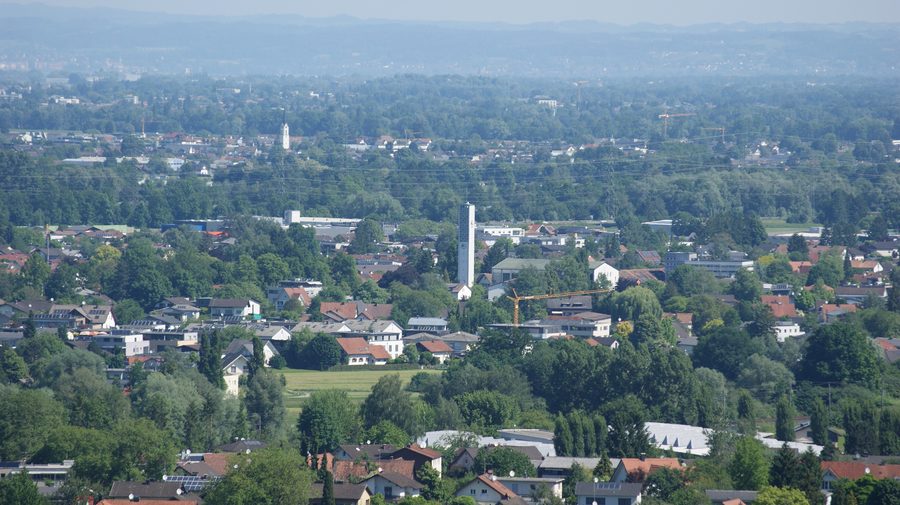 Blick auf Altach in Österreich und Diepoldsau in der Schweiz von den Neu-Montfort-Ruinen