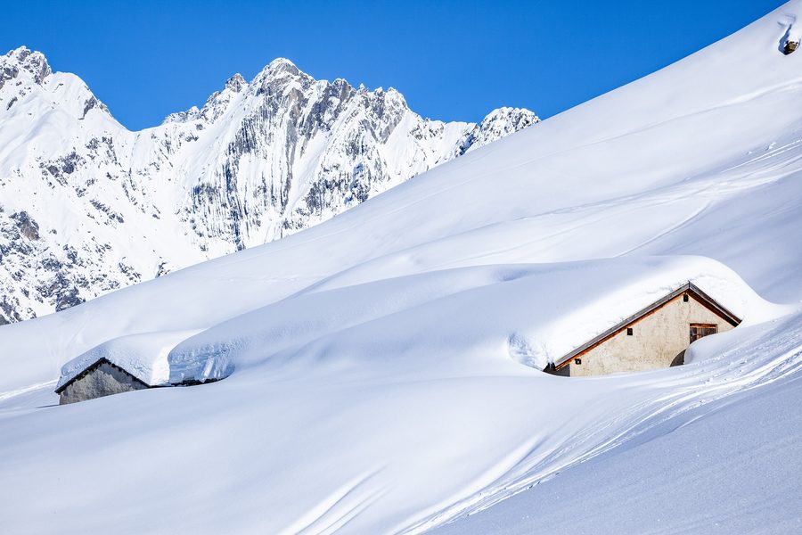 Verschneite Obere Bludenzer Alpe mit der Erzberggruppe im Hintergrund