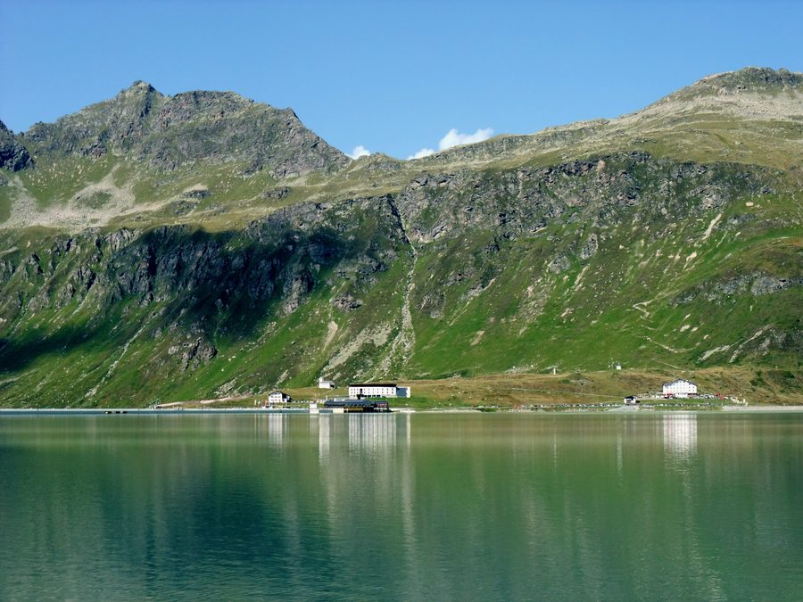 Silvrettastausee mit Staumauer und Gebäuden an der Bielerhöhe in Vorarlberg