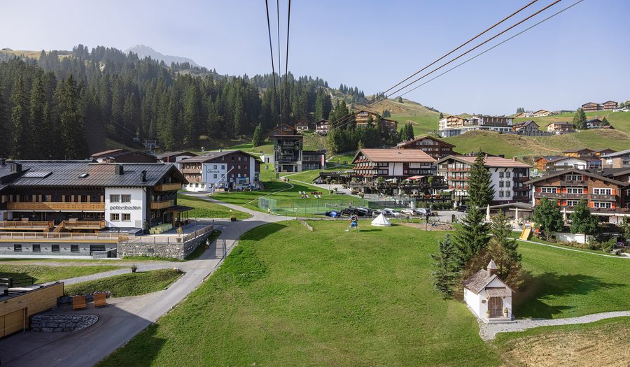 Bergstation der Bergbahn Lech–Oberlech und Talstation der Petersbodenbahn mit der Hildegard Kapelle
