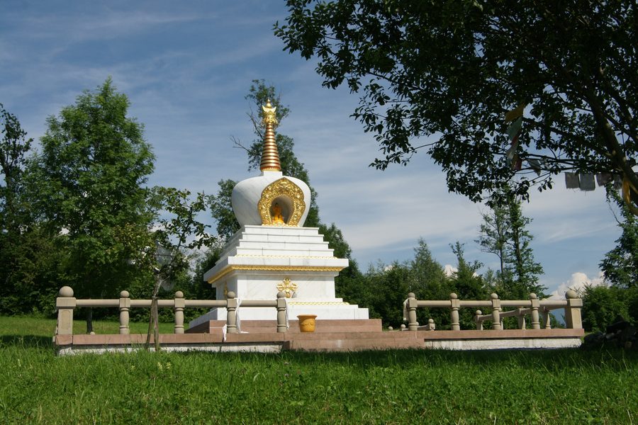Stupa auf dem Gelände des Buddhistischen Klosters Letzehof in Frastanz