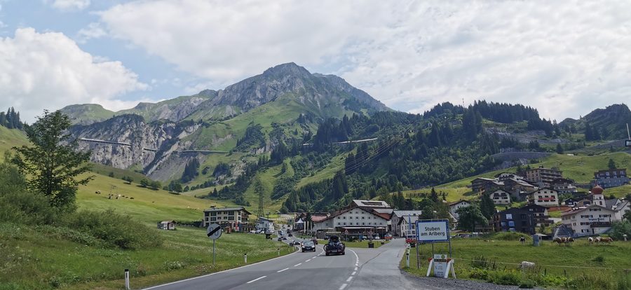 Ortseingang von Stuben am Arlberg an der L 197 Richtung Arlbergpass
