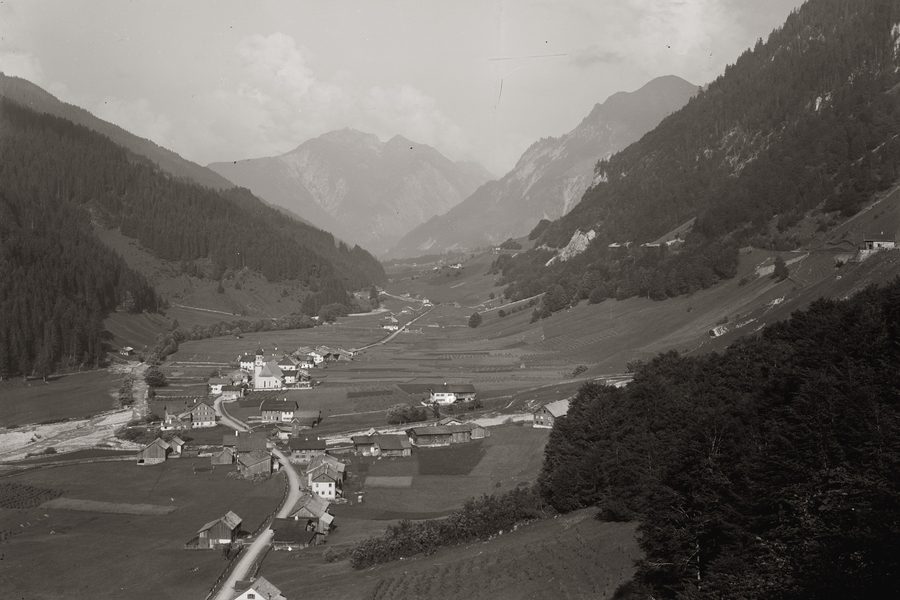 Historische Arlbergbahn bei Kilometer 113 in Klösterle