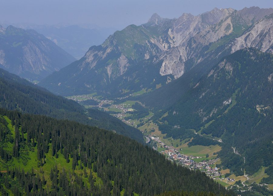 Blick von der Kaltenberghütte ins Klostertal auf Klösterle