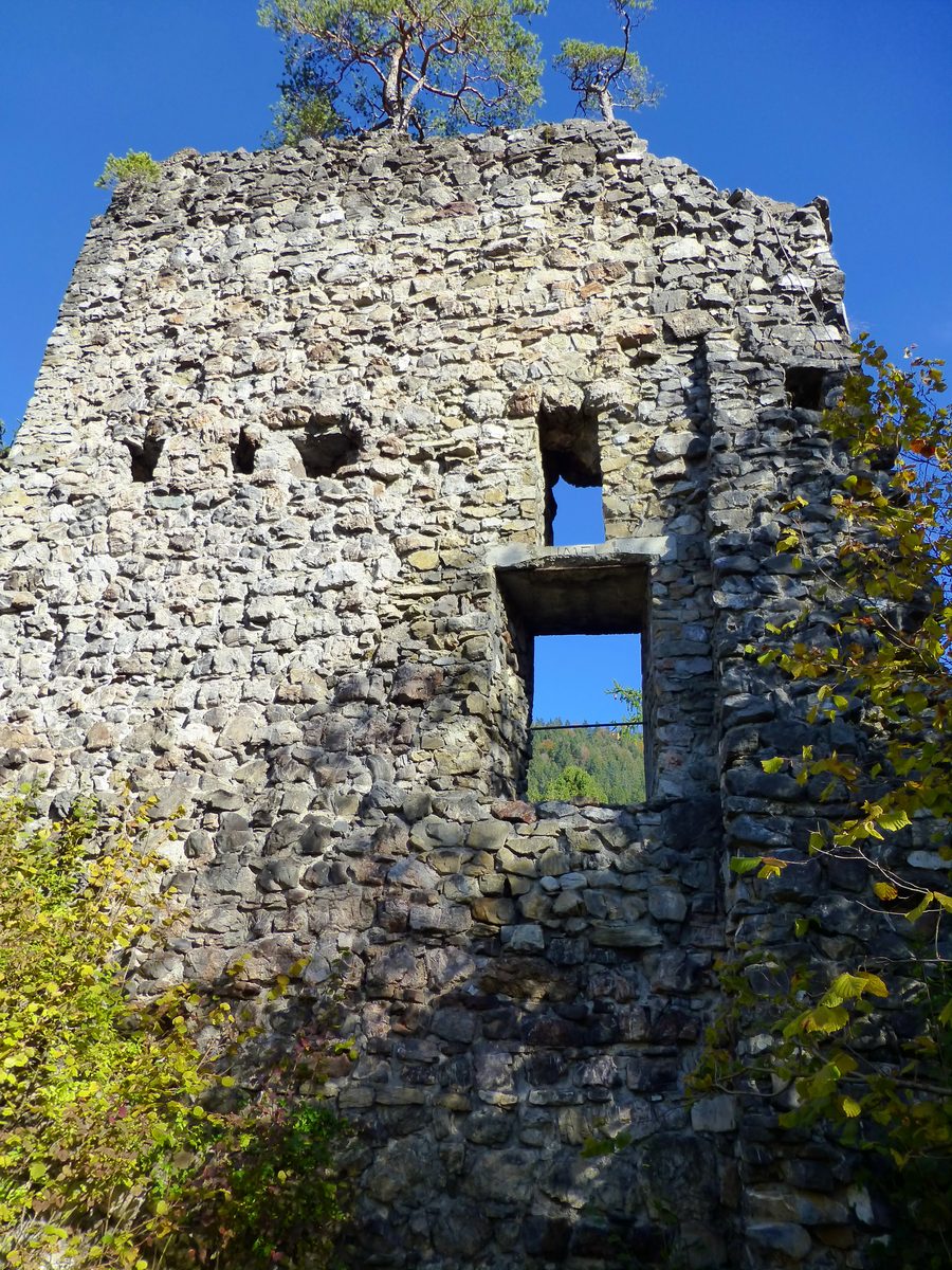 Erhaltener Mauerrest der Burgruine Sonnenberg in Nüziders