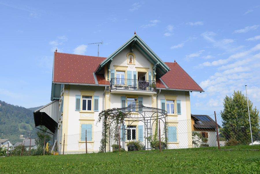 Wohnhaus Auf dem Bühel 5 in Wolfurt mit Kreuzgiebel und Jugendstilelementen