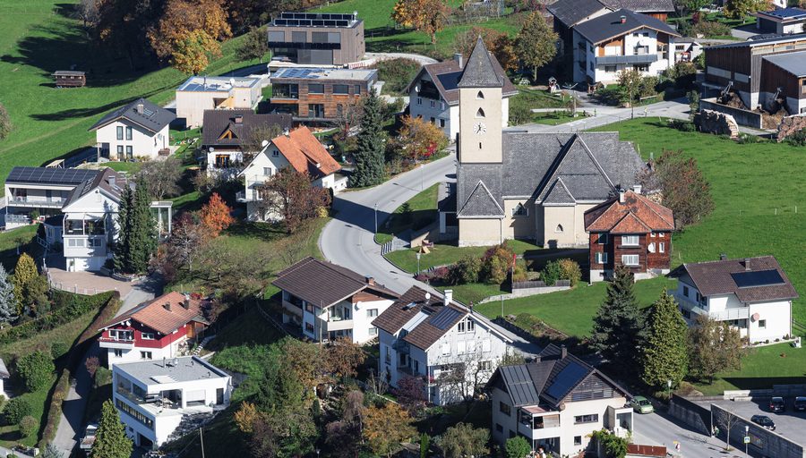 Luftbild der Katholischen Pfarrkirche Hl. Johannes der Täufer mit Umgebung in Batschuns