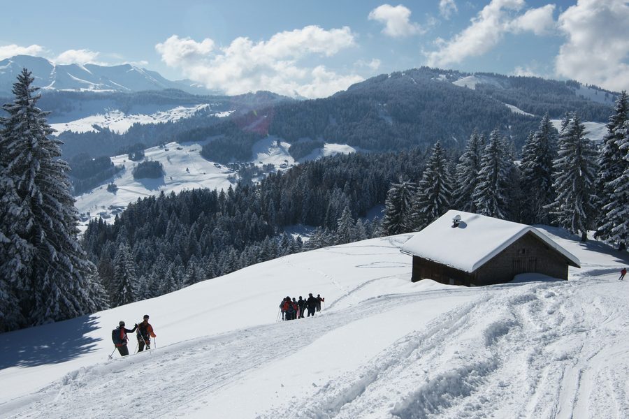 Tourengeher auf der Lorena unter dem Brüggelekopf mit Blick auf Schwarzenberg in Vorarlberg