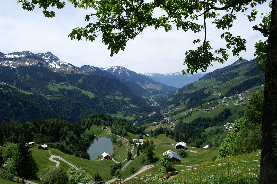 Blick vom Seewald am Fuße der Blasenka ins Große Walsertal mit dem Seewaldsee im Vordergrund.